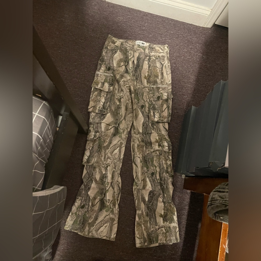 Fashion Nova Olive & Tan Camo Cargo Pants

Size 9